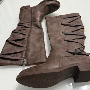 Brown Knee-High Riding Boots with Crisscross Strap Detail – Size 7.5